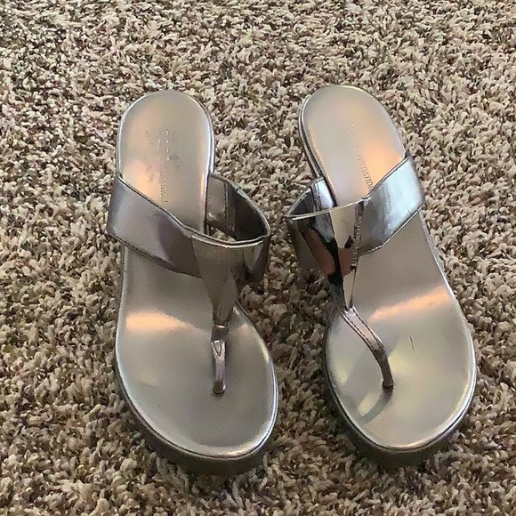 Metallic silver BCBG wedges - Picture 1 of 5